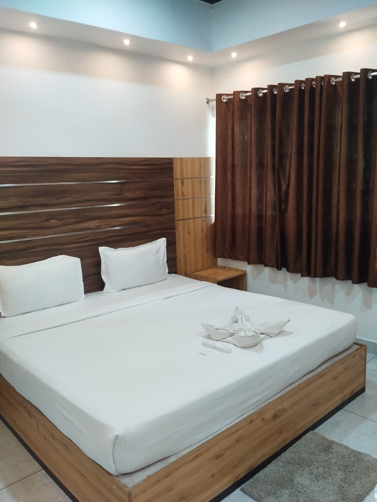 Room with wood panelled headboard